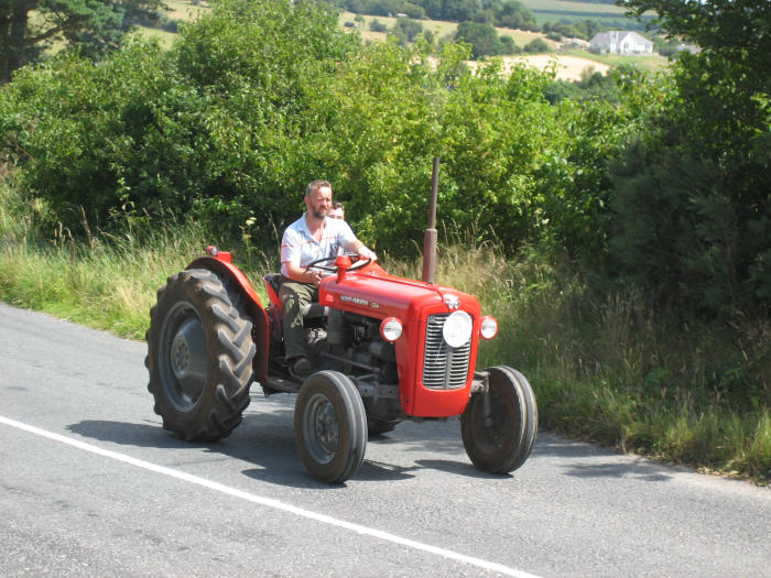 ../Images/Fr. Murphy Vintage Tractor Run 2006--44.JPG